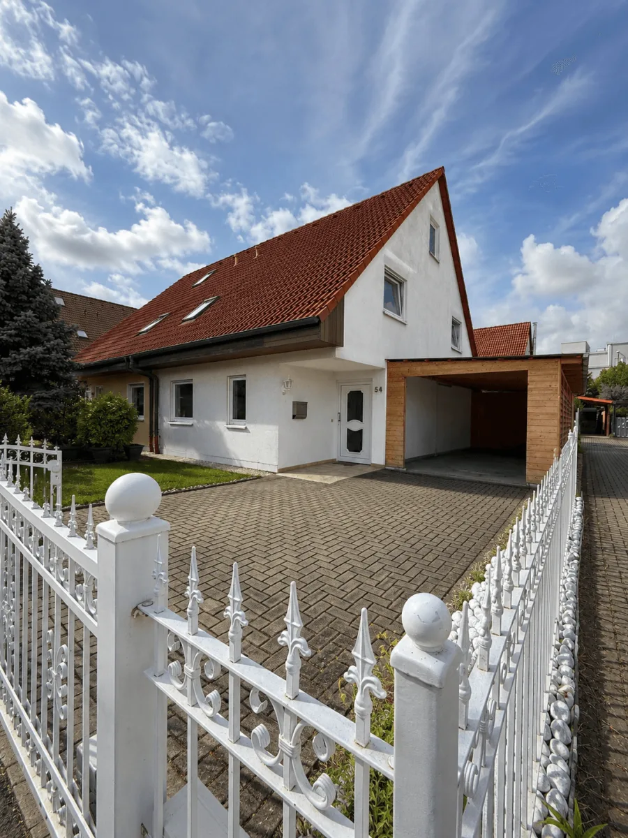 Doppelhaushälfte mit Carport & Garten in Leipzig, 04329 Leipzig, Doppelhaushälfte