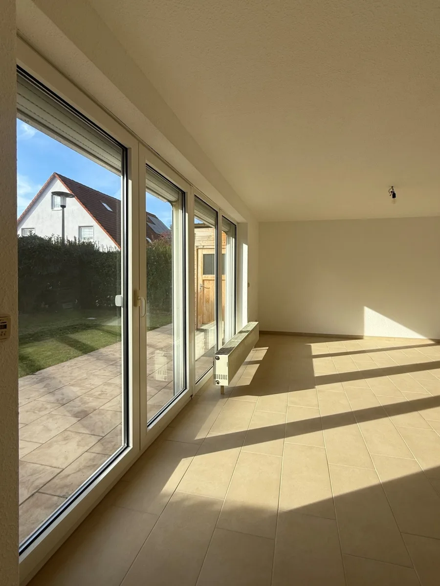 Doppelhaushälfte mit Carport & Garten in Leipzig - Wohnzimmer Terrasse (19196292)
