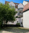 Hof mit Stellplätzen
