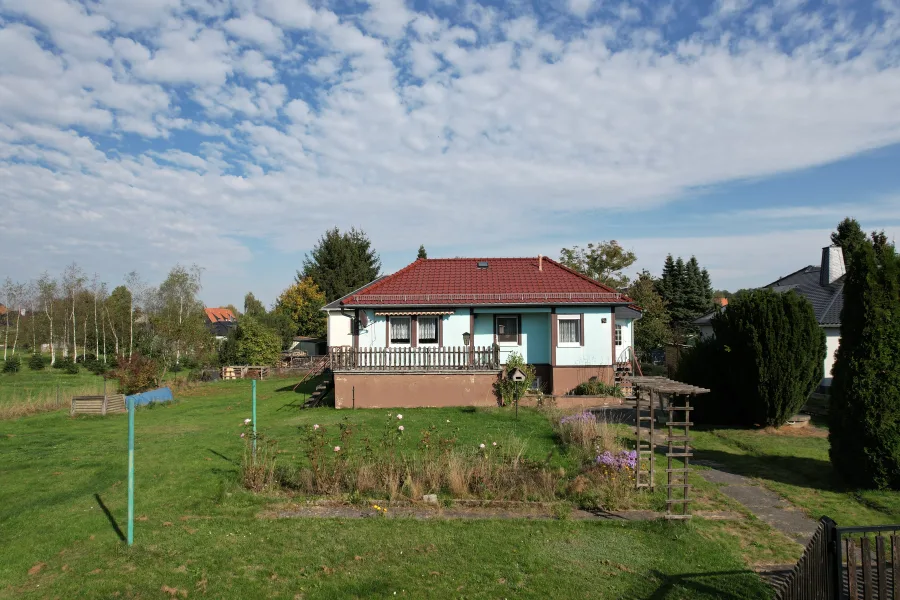 Bungalow mit großzügigem Grundstück, Terrasse & zwei Garagen - Haus (19196321)