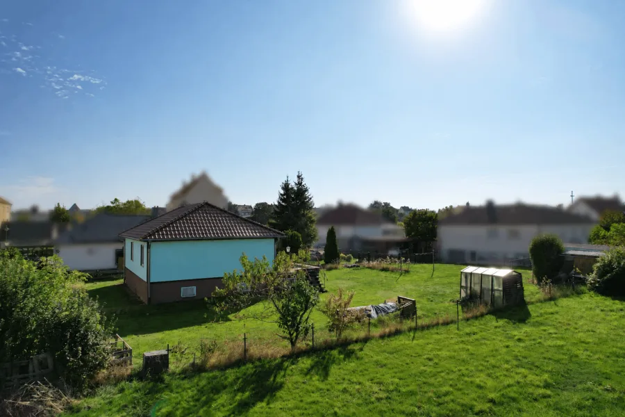 Bungalow mit großzügigem Grundstück, Terrasse & zwei Garagen - Grundstück (19196322)