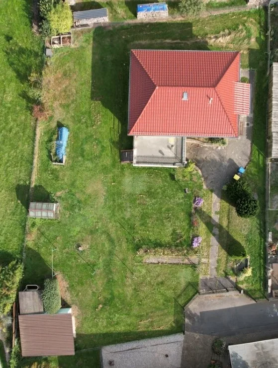 Bungalow mit großzügigem Grundstück, Terrasse & zwei Garagen - Grundstück (19196323)