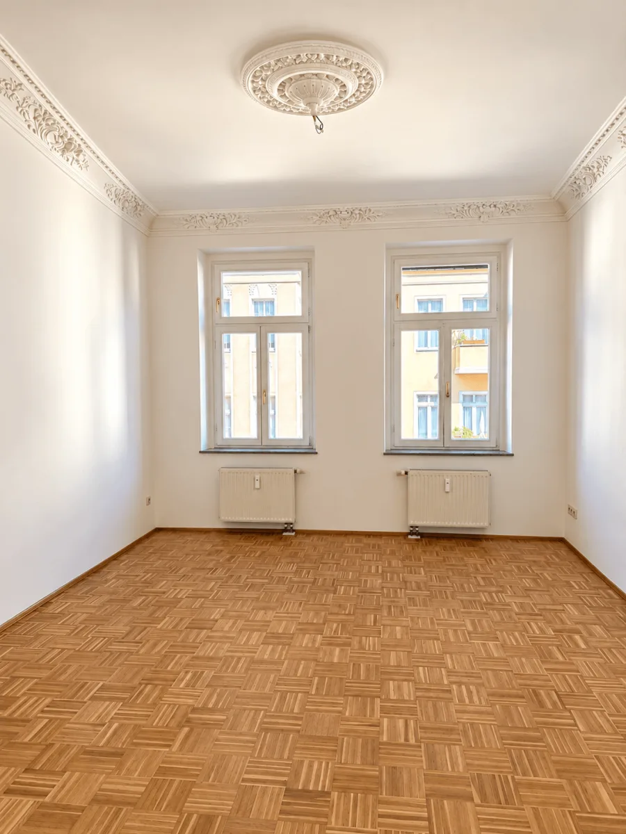 Altbaucharme in Leipzig-Gohlis – 3 Zimmer mit Parkett, Balkon und Einbauküche - Wohnzimmer (19196103)