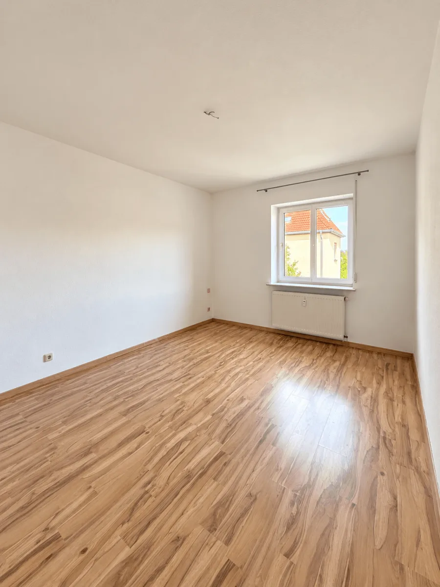 Charmante 3-Raumwohnung in Böhlen – Einbauküche inklusive - Schlafzimmer (19196613)