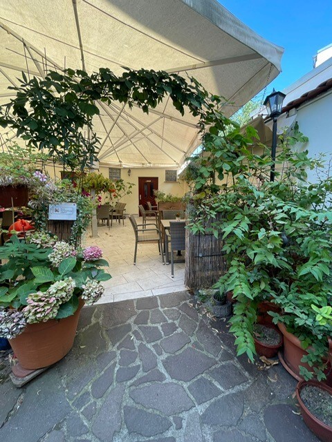 Wohnhaus und Eiscafé mit Tradition „Schreiben Sie die Geschichte in Zwenkau weiter“, 04442 Zwenkau, Mehrfamilienhaus
