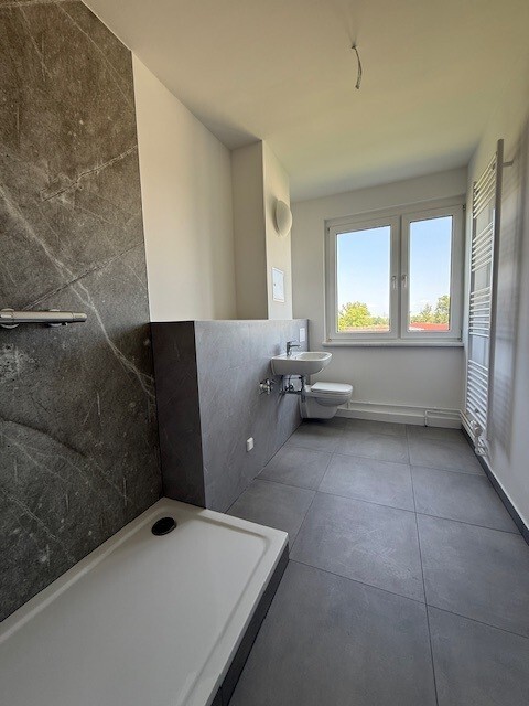 ENDLICH IN DIE EIGENEN 4 WÄNDE – frisch sanierte moderne Wohnung am See, 04539 Groitzsch, Etagenwohnung